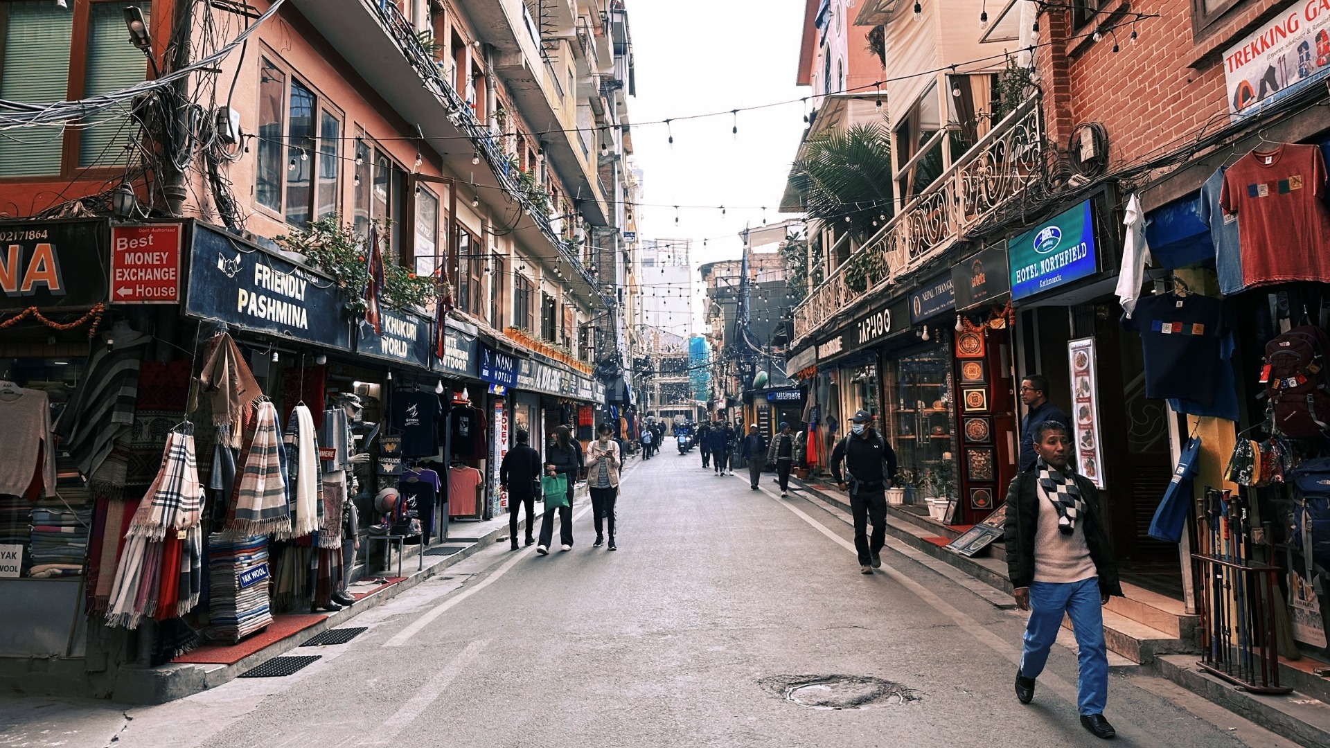 泰米爾街區兩側商店與步行旅人