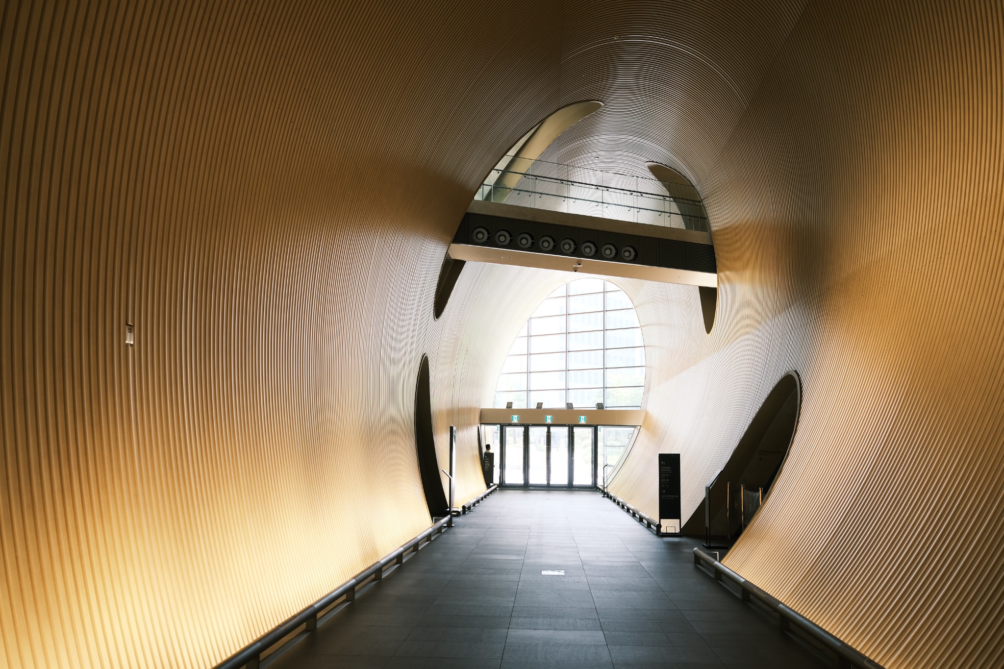 LG Arts Center Seoul 弧形木質空間與入口光影