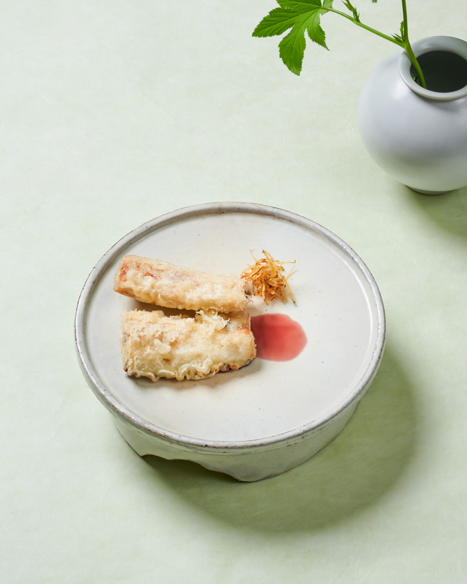 白瓷器皿中細緻擺盤的酥香料理