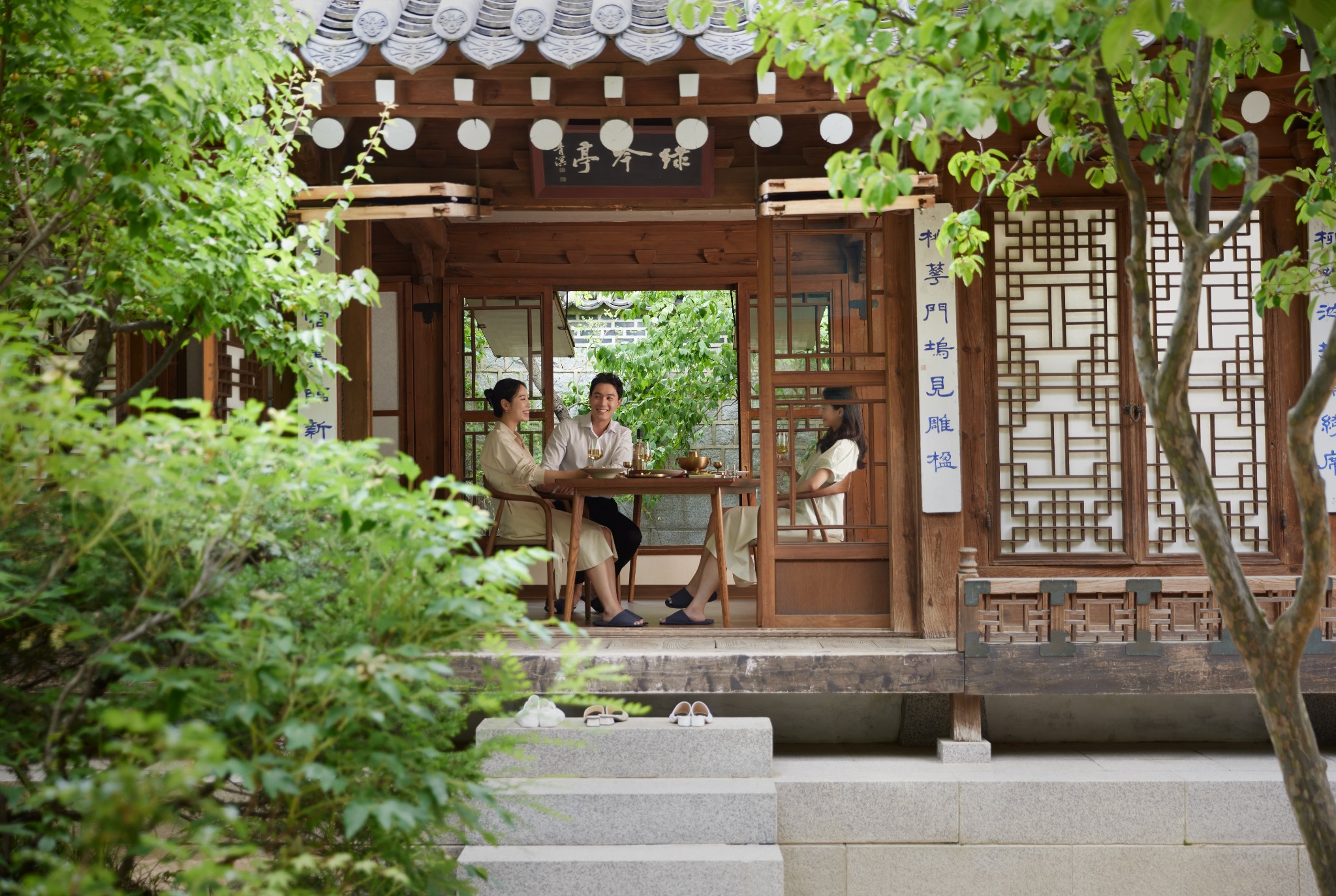 綠意庭園中的傳統韓屋午宴空間