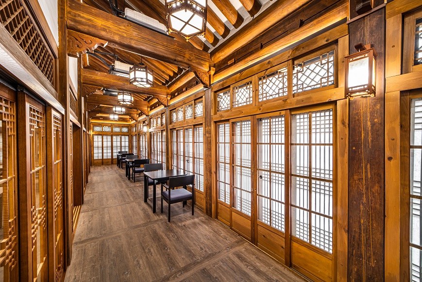 暖色木構與紙窗交織的韓屋用餐空間